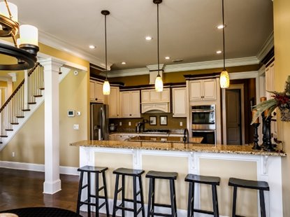 Высокая стойкость к образованию пятен на покрытии мебели с отделкой покрывной краской